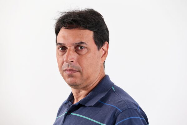 João Fonseca foi dominado pelo russo Roman Safiullin e deu adeus ao torneio de Wimbledon.