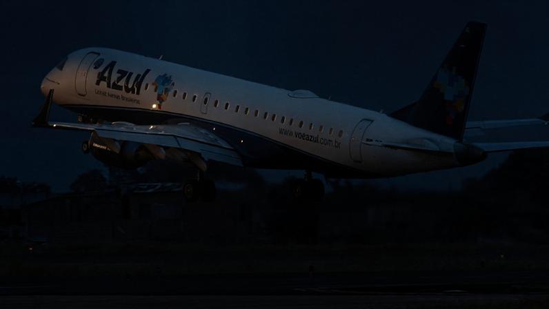 Juíza reconheceu falha na prestação do serviço e condenou a companhia aérea a indenizar passageira impedida de embarcar por overbooking.