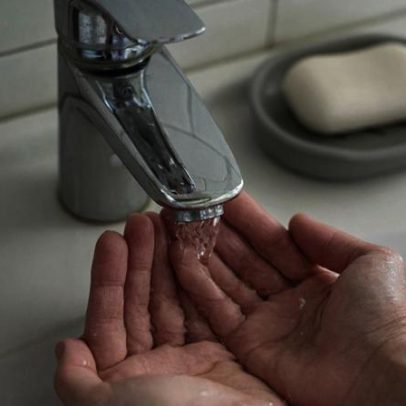 Condomínio indenizará mulher por queimadura ocular causada por água contaminada