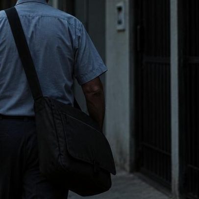 Mensageiro idoso recebe indenização de R$ 50 mil por anos sem atribuições