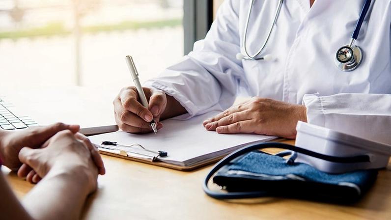 TRT-4 reconhece vínculo entre médica e clínica de saúde.