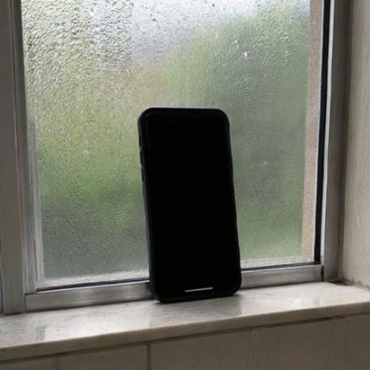 Homem deve indenizar mulher por colocar celular em banheiro feminino
