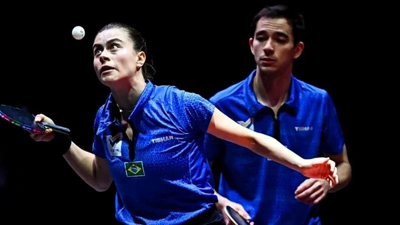 Foto colorida de Hugo Calderano e Bruna Takahashi, dupla do tênis de mesa - Metrópoles