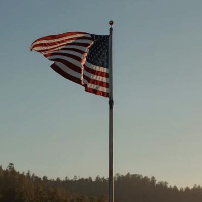 Declara amor aos Estados Unidos em discurso público