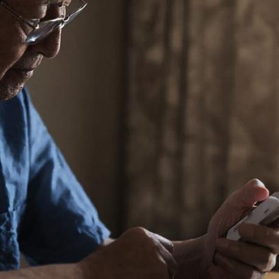 Uso de celular pode elevar risco de depressão após os 60, conforme uso