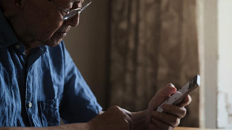 Ponte ou fuga? Pesquisadores analisam uso compulsivo do celular na terceira idade (Yongyuan Dai/Getty Images)