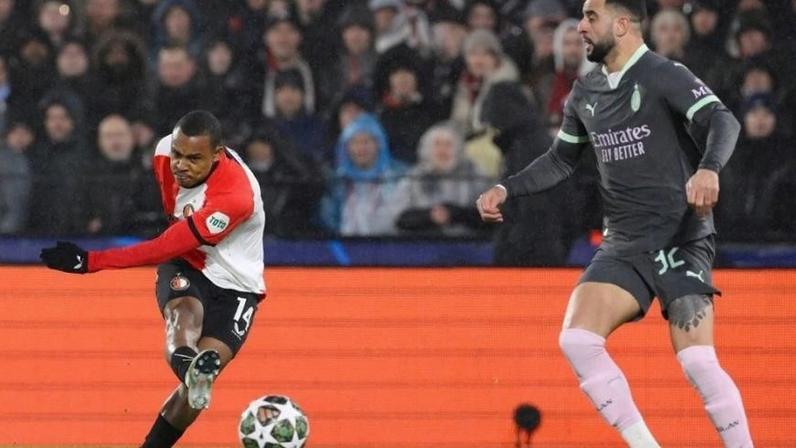 Igor Paixão, em partida entre Feyenoord e Milan na temporada 2025/26