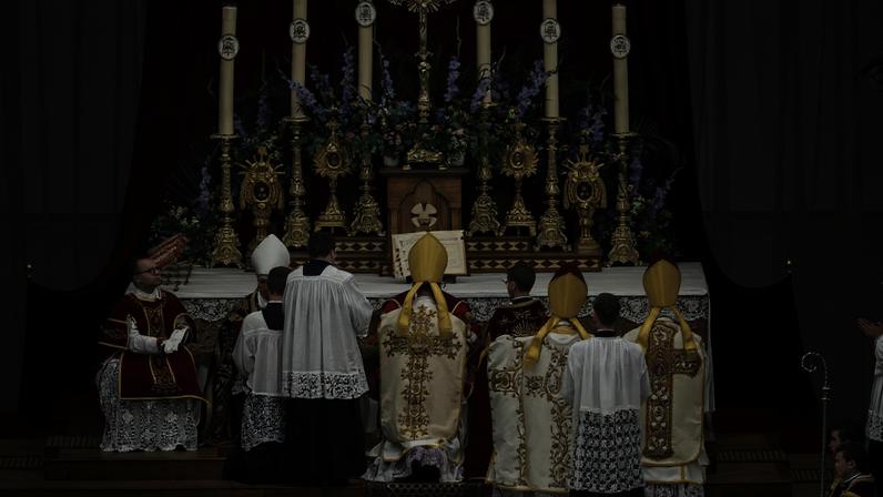 Cerimônia na qual quatro bispos foram consagrados pela Sociedade Sacerdotal São Pio X (FSSPX) em Écône, na Suíça, nesta quarta-feira (1º) (Foto: CYRIL ZINGARO/EFE/EPA)