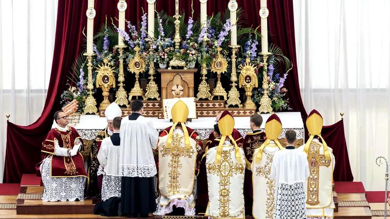 Cerimônia na qual quatro bispos foram consagrados pela Sociedade Sacerdotal São Pio X (FSSPX) em Écône, na Suíça, nesta quarta-feira (1º) (Foto: CYRIL ZINGARO/EFE/EPA)