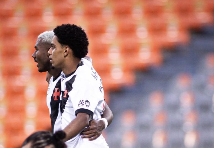 Spinelli salva no fim, e Vasco empata com o Independiente Medellín