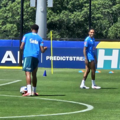 Raphinha retorna aos treinos após duas semanas e anima a Seleção
