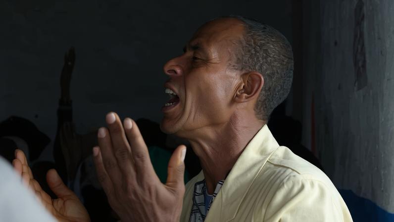 Cristão durante culto na Etiópia (foto ilustrativa: Portas Abertas)