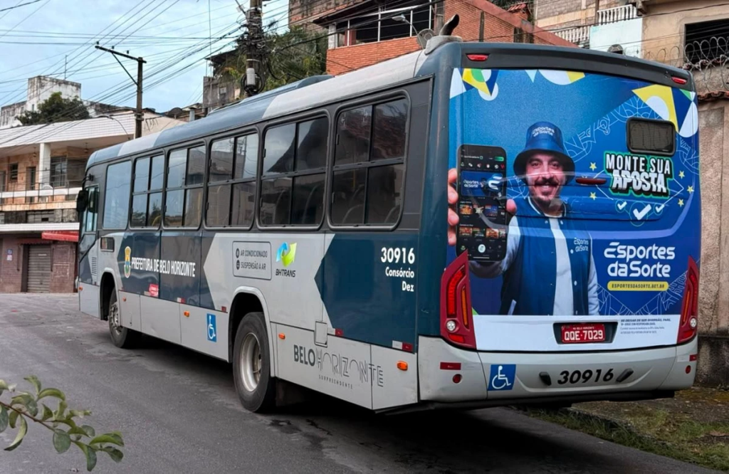 Ônibus de Belo Horizonte com propagandas da casa de apostas "Esportes da Sorte"