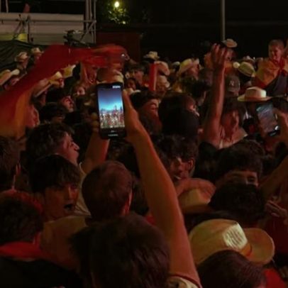 Torcedores espanhóis celebram classificação em praça pública; veja vídeo