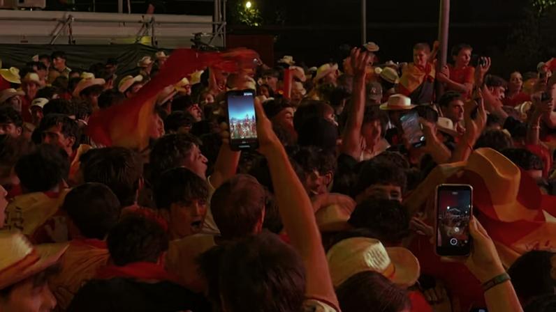 Torcedores espanhóis comemoram a classificação da Espanha — Foto: Reprodução