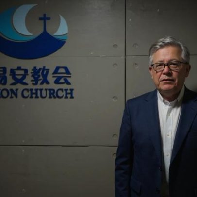 Pastor chinês chega aos EUA após 8 meses de prisão por evangelismo online