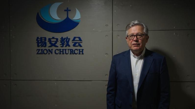 Pastor chinês chega aos EUA após 8 meses de prisão por evangelismo online
