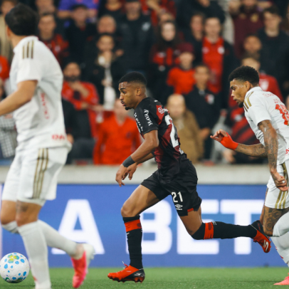 Leozinho e Viveros decidem, e Athletico vence o Internacional