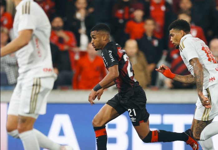Leozinho e Viveros decidem, e Athletico vence o Internacional
