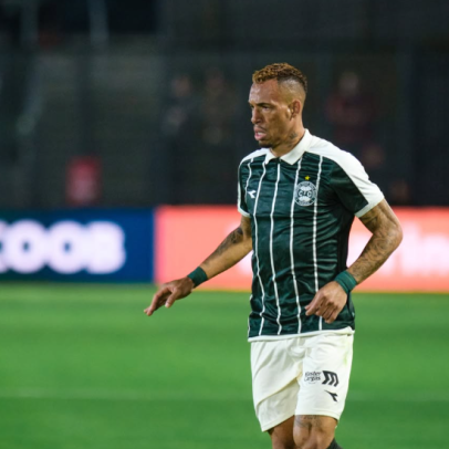 Bragantino martela, mas para no Coritiba e fica no zero em casa