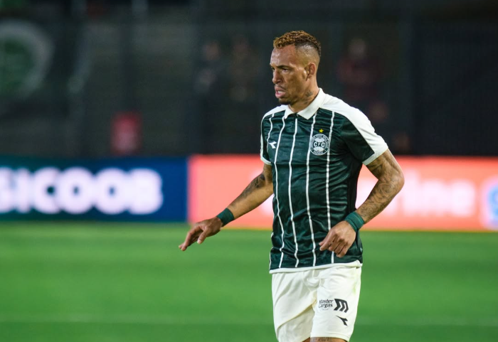 Bragantino martela, mas para no Coritiba e fica no zero em casa