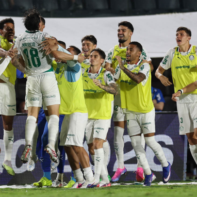 Com dois a mais e arbitragem contestada, Palmeiras goleia o Vitória