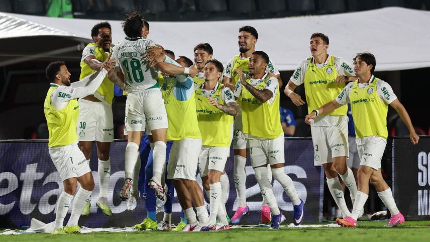 Com dois a mais e arbitragem contestada, Palmeiras goleia o Vitória