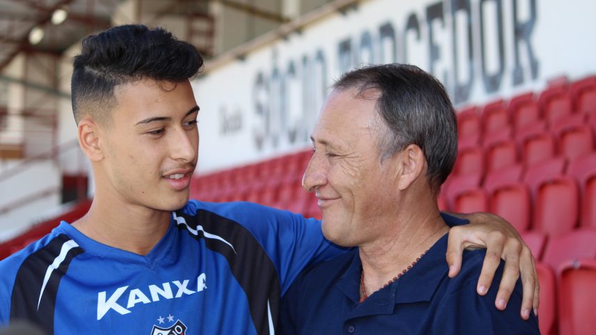 Gabriel Martinelli ao lado do pai, João Martnelli, na época em que defendia o Ituano — Foto: Emilio Botta
