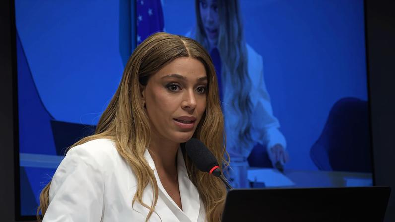 Apresentador se manifestou contra ascensão da deputada à presidência da Comissão da Mulher na Câmara. (Foto: Tony Winston/Câmara dos Deputados)