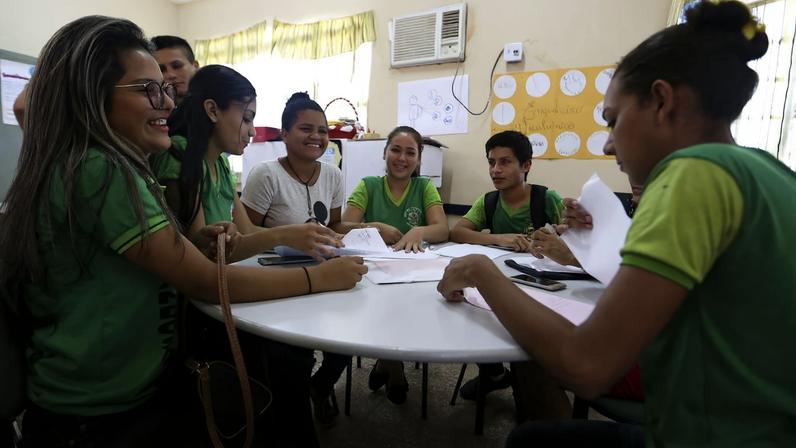 Alunos da escola estadual Raymundo Sá, no município de Autazes, interagem virtualmente com professores e alunos durante aula a distância produzida no Centro Nacional de Mídias de Educação.