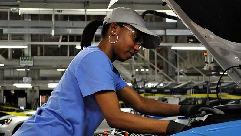 Produção industrial caiu na comparação com abril, mas subiu 0,2% em relação ao ano passado