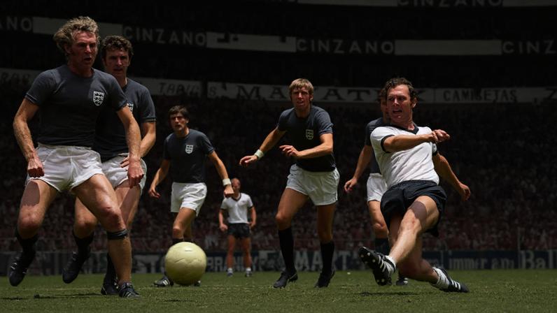 Beckenbauer chuta a gol contra a Inglaterra na Copa do Mundo de 1970