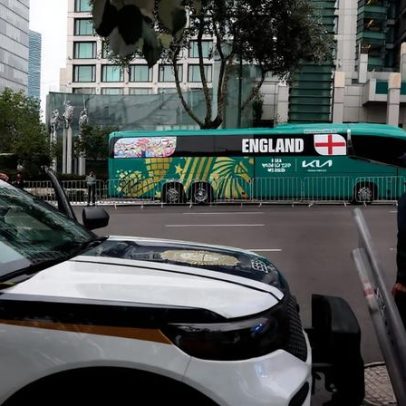 Inglaterra é hostilizada na chegada ao México para as oitavas da Copa