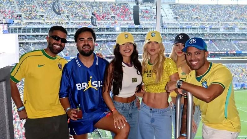 Virginia e seus amigos posam juntos durante jogo do Brasil