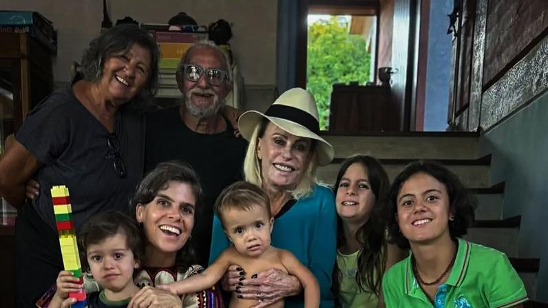 No centro, Ana Maria Braga posa com netos e outros entes queridos