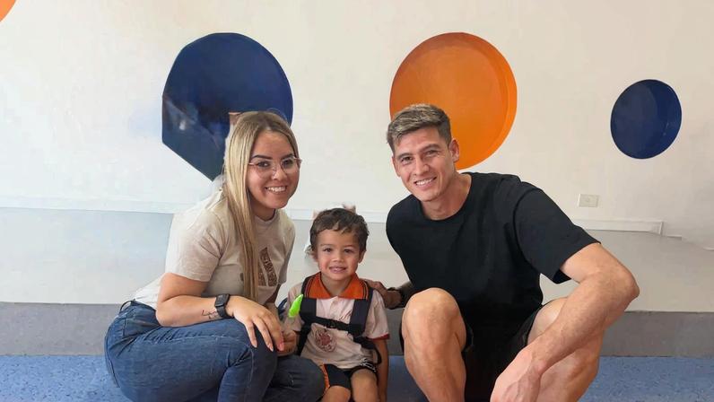 Orlando Gill, goleiro do Paraguai, ao lado da esposa e do filho — Foto: Reprodução/Instagram