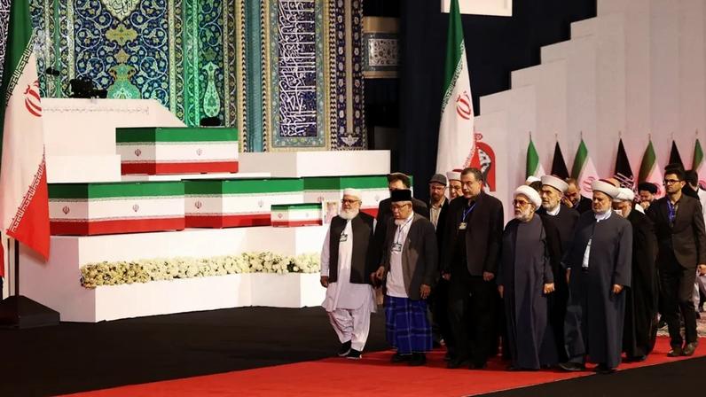 Caixões de Ali Khamenei e de parentes que foram mortos junto dele durante funeral na mesquita de Mosala, em Teerã (Foto: ABEDIN TAHERKENAREH/EFE/EPA)