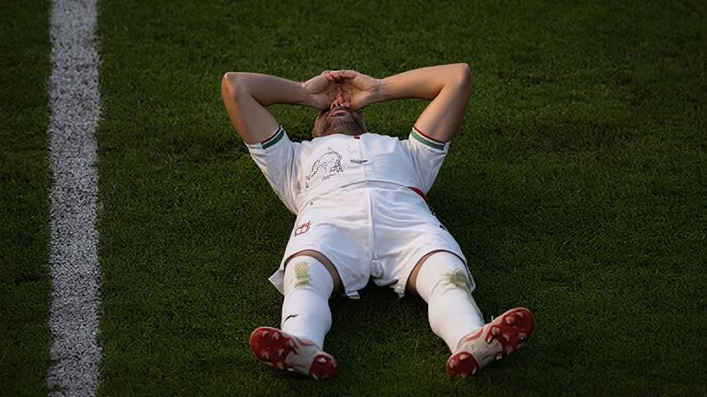 Jogador do Irã desolado depois do empate com o Egito, válido pela terceira rodada da Copa do Mundo