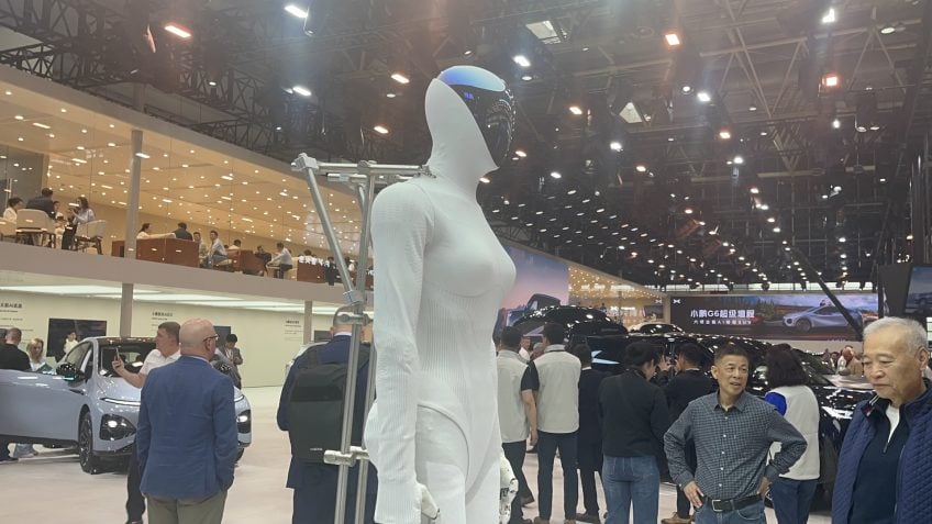 Na imagem, modelo de robô da XPeng chamado Iron durante exibição em Pequim