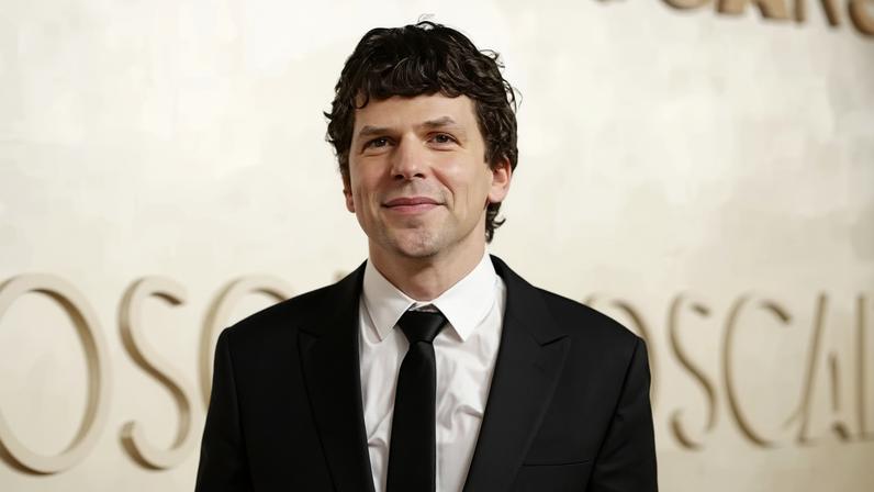 Jesse Eisenberg explica cidadania polonesa