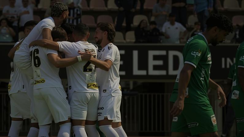 Jogadores do Santos comemoram um dos gols da vitória sobre o União São João