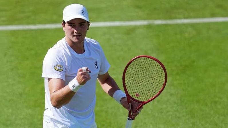 João Fonseca em ação na estreia em Wimbledon 2026