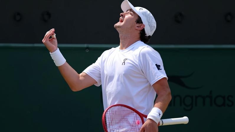 João Fonseca lamenta erro durante partida contra Roman Safiullin em Wimbledon