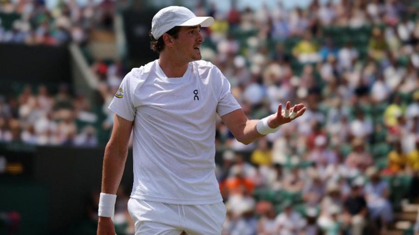 João Fonseca reage em partida contra o russo Roman Safiullin em Wimbledon