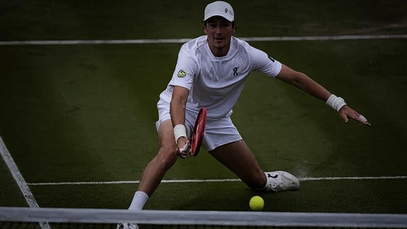 João Fonseca em partida contra Jesper de Jong em Wimbledon