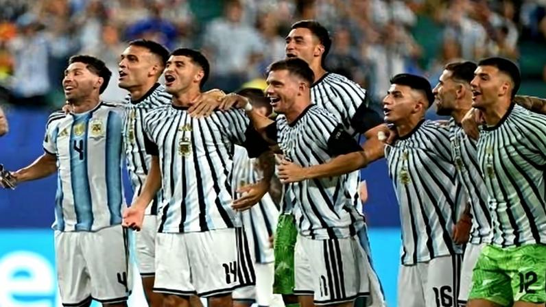 Jogadores da Argentina comemoram classificação contra Cabo Verde na 2ª fase da Copa do Mundo