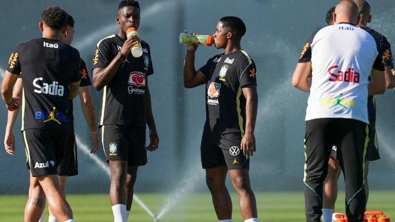 Jogadores da seleção brasileira se hidratam diante do forte calor nos Estados Unidos