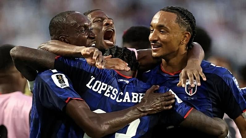 Jogadores de Cabo Verde comemoram gol de Sidny Lopes Cabral sobre a Argentina em jogo da Copa do Mundo