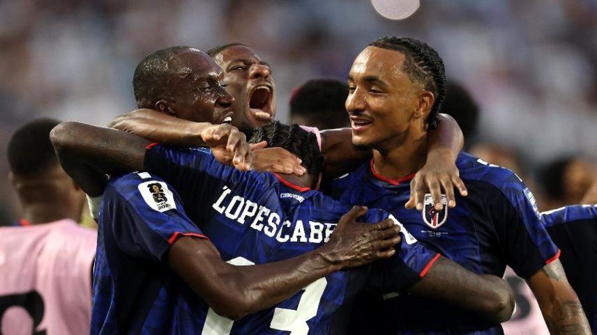 Jogadores de Cabo Verde comemoram gol de Sidny Lopes Cabral sobre a Argentina em jogo da Copa do Mundo