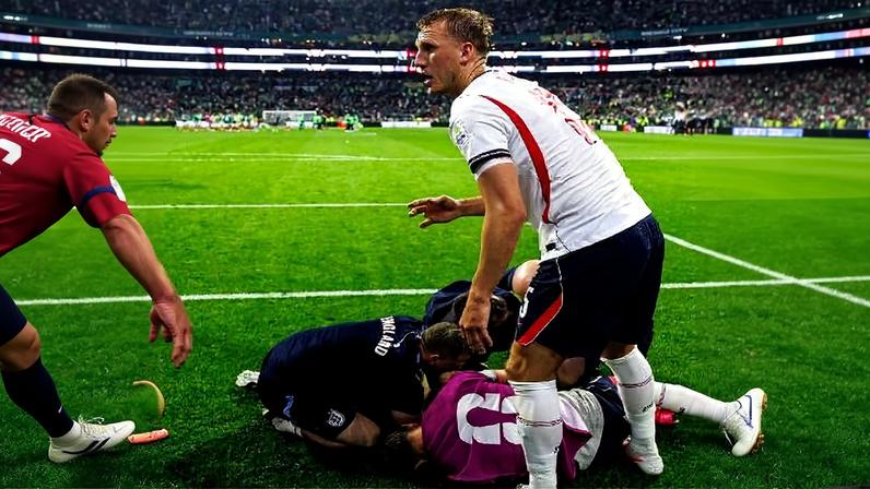 Jordan Henderson machucou o pulso nas comemorações da classificação da Inglaterra